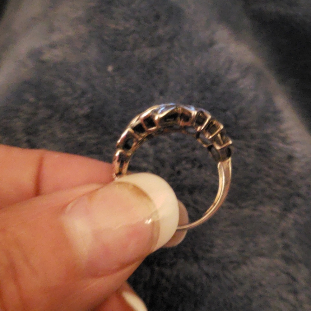 Pretty Leaf Ring - Picture 2 of 3